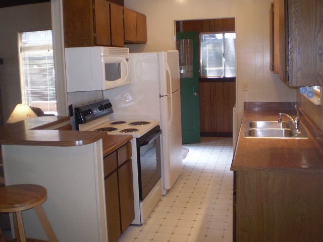 481 Elm St photo 2