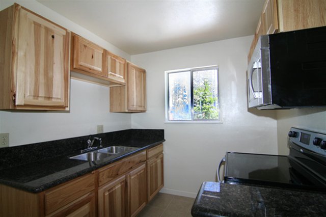 425 Gray Ave photo 3