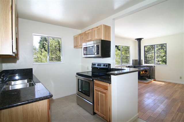 425 Gray Ave photo 4