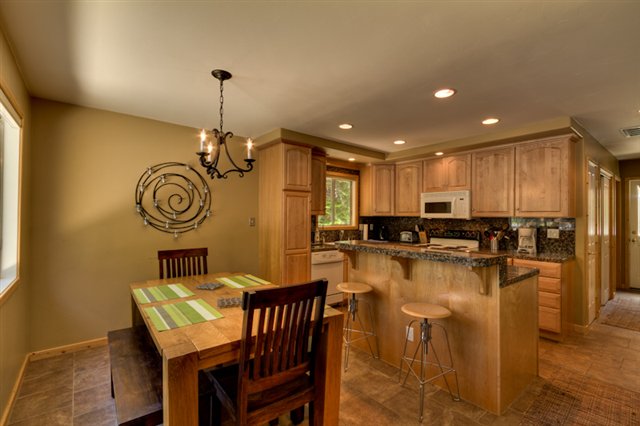 548 Elm St photo 2