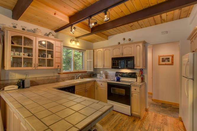 460 Elm St photo 3