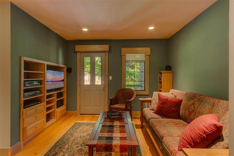 320 Elm St photo 7