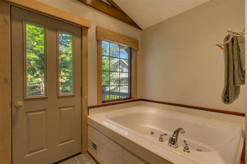 320 Elm St photo 9