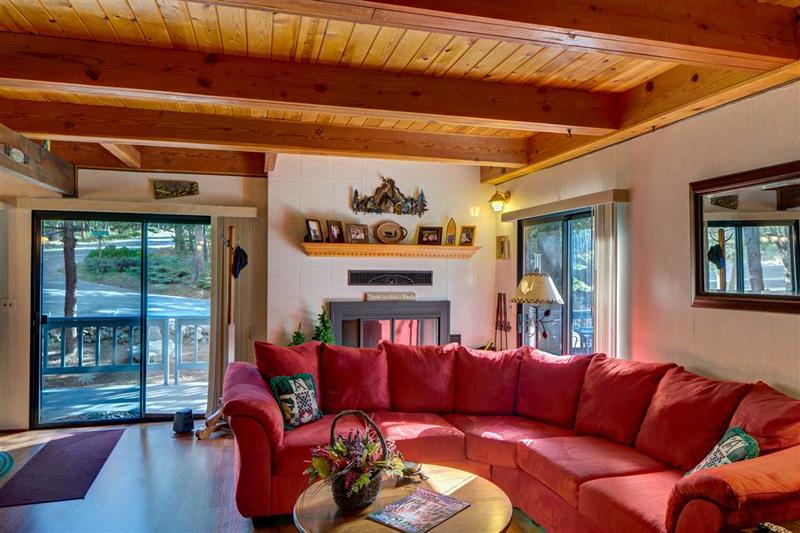 790 Evergreen Way photo 3