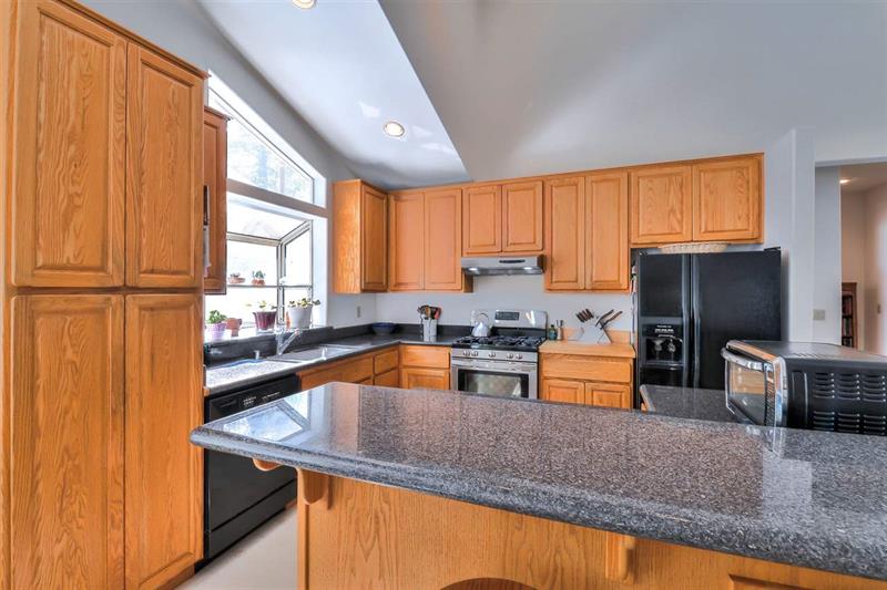 290 Oak St photo 3