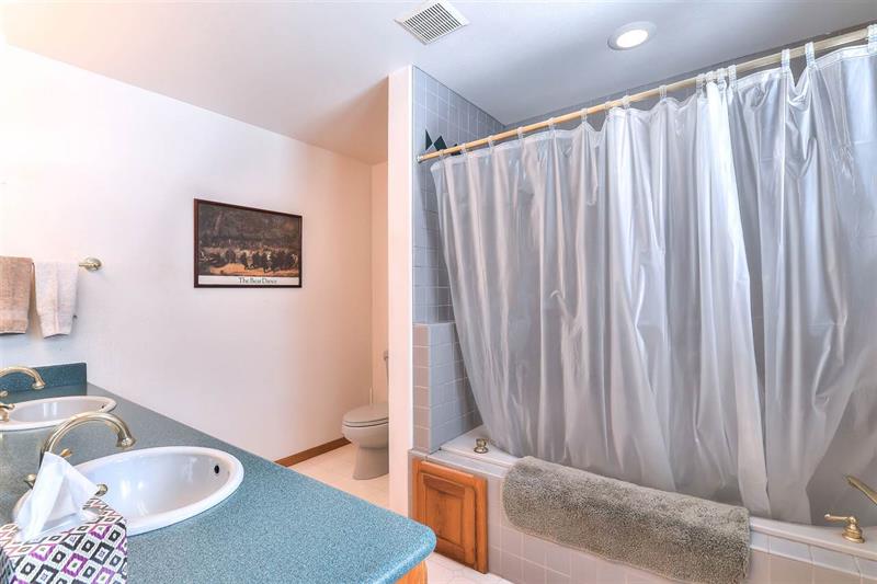 290 Oak St photo 6